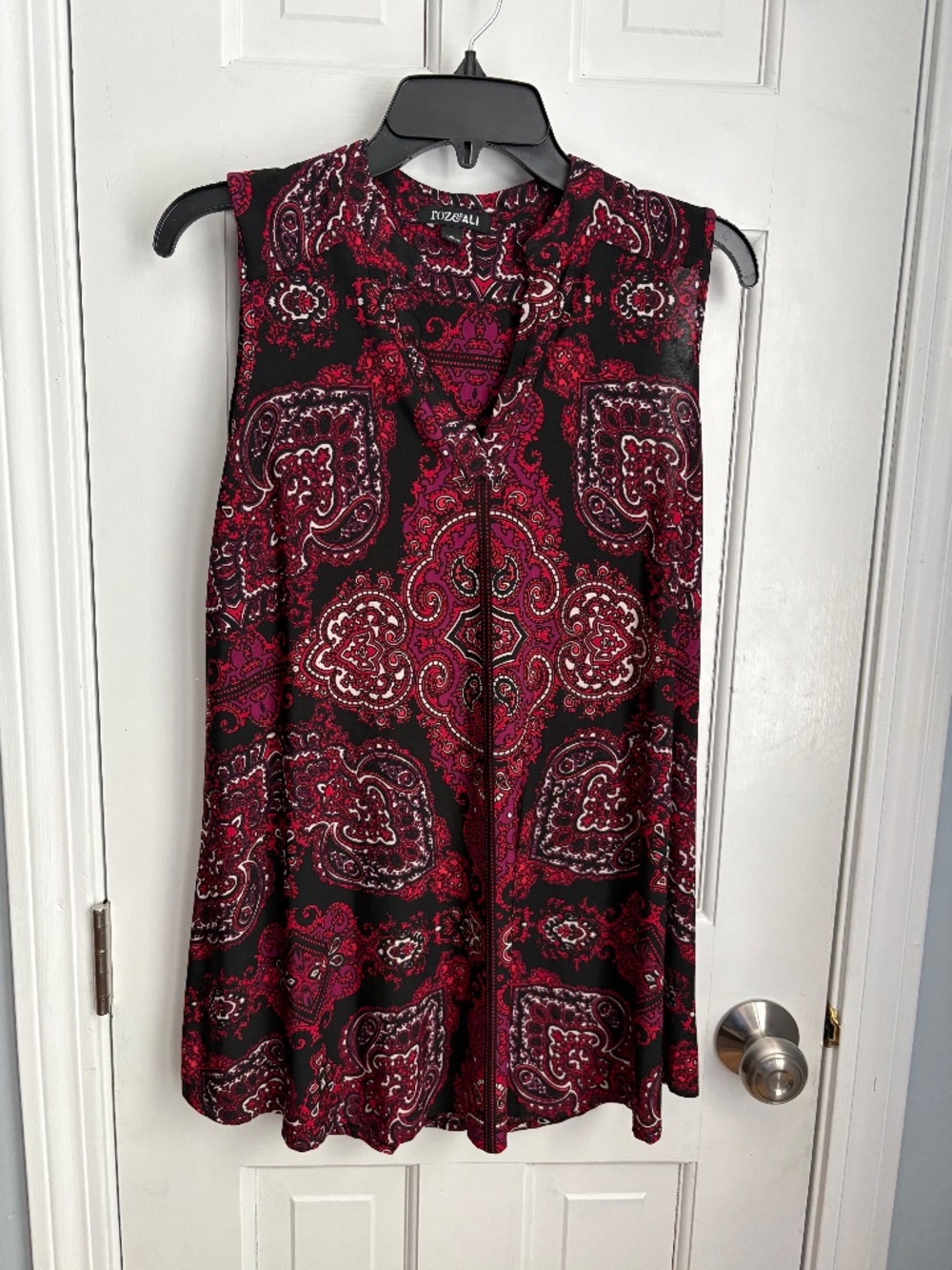 Roz + Ali sleeveless tunic top. Size S, (fits like a M)